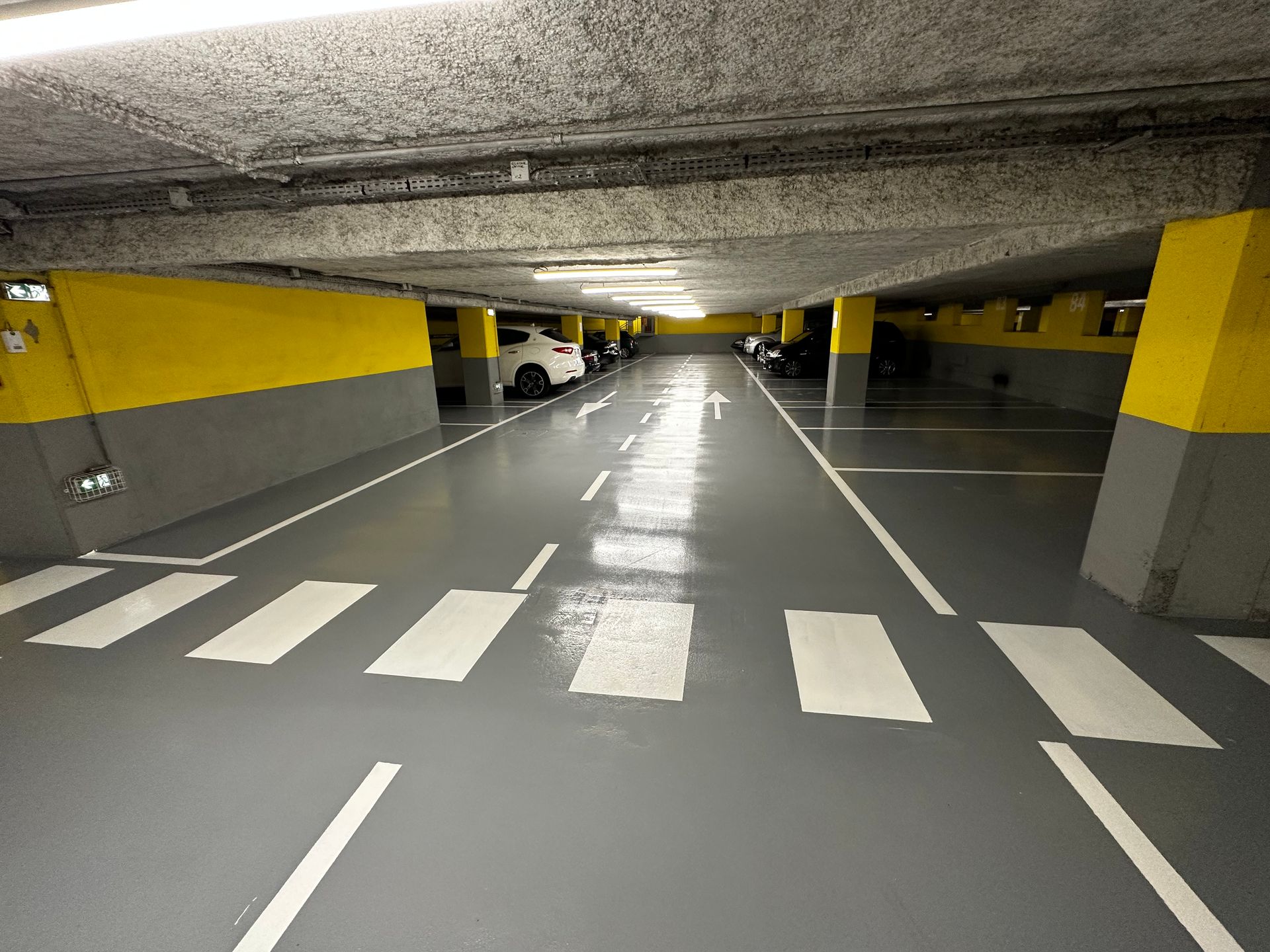 Niveau de parking souterrain en résine