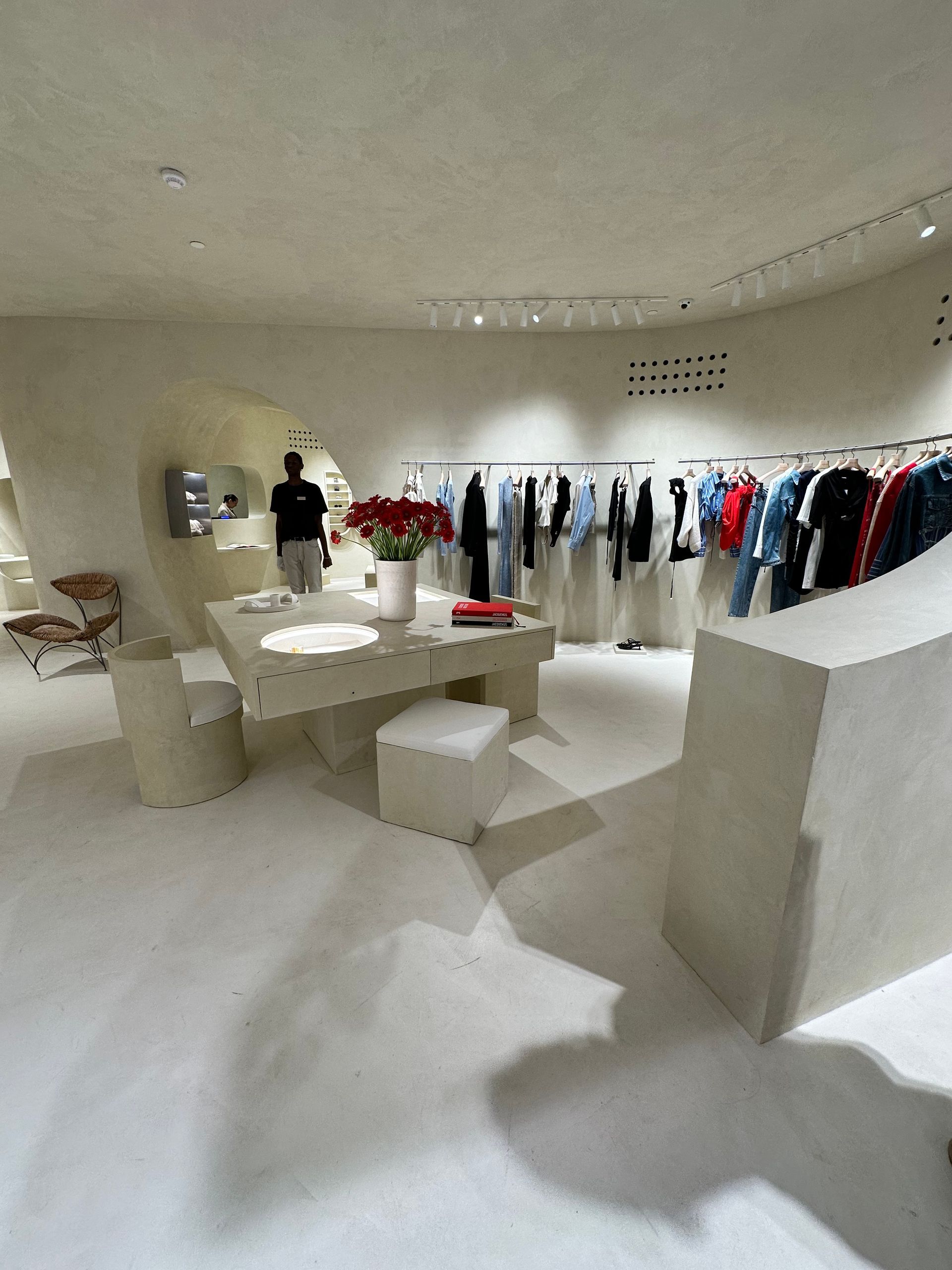 Boutique de vêtements en béton ciré