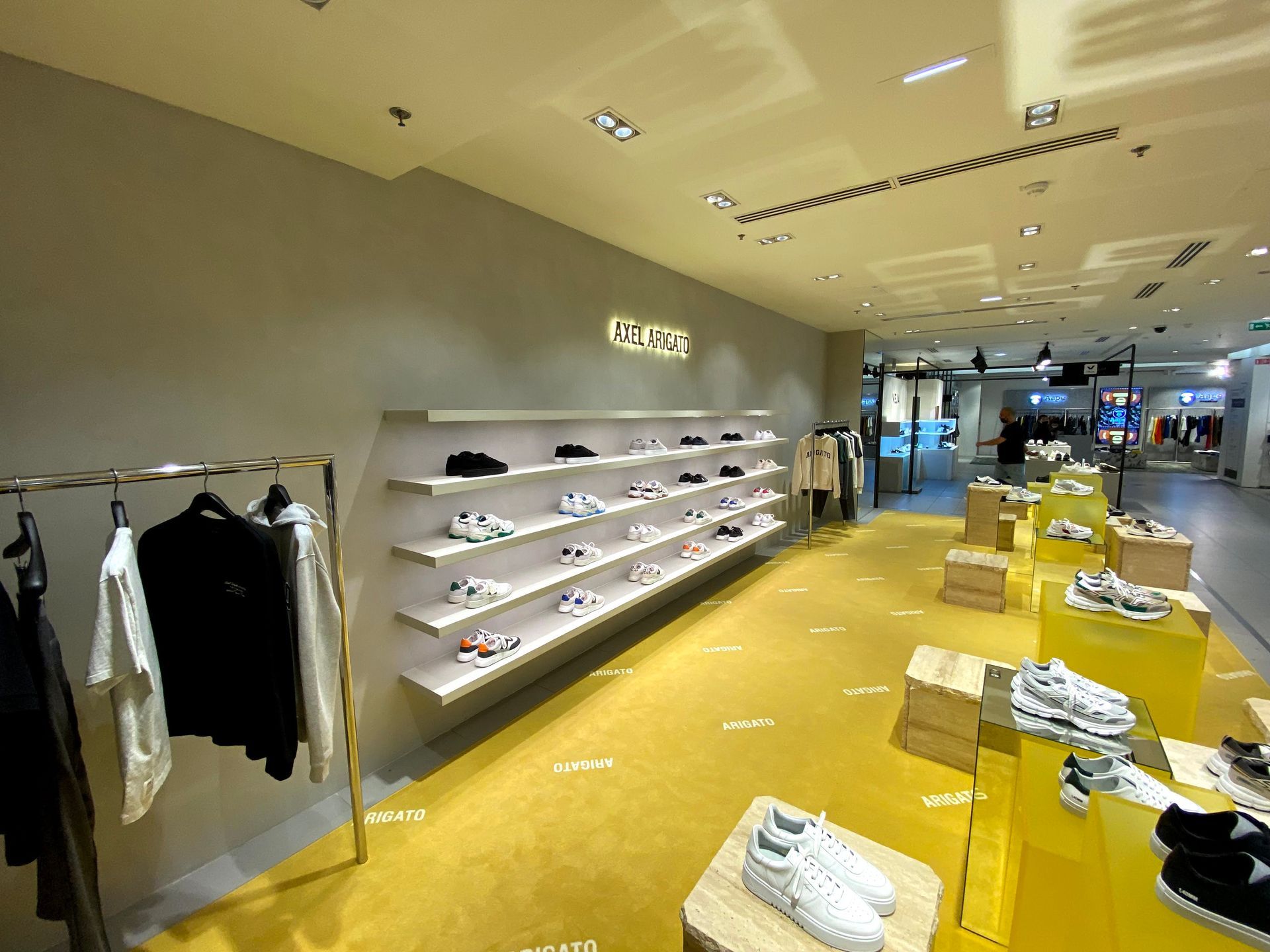 Présentoir de chaussures en béton ciré