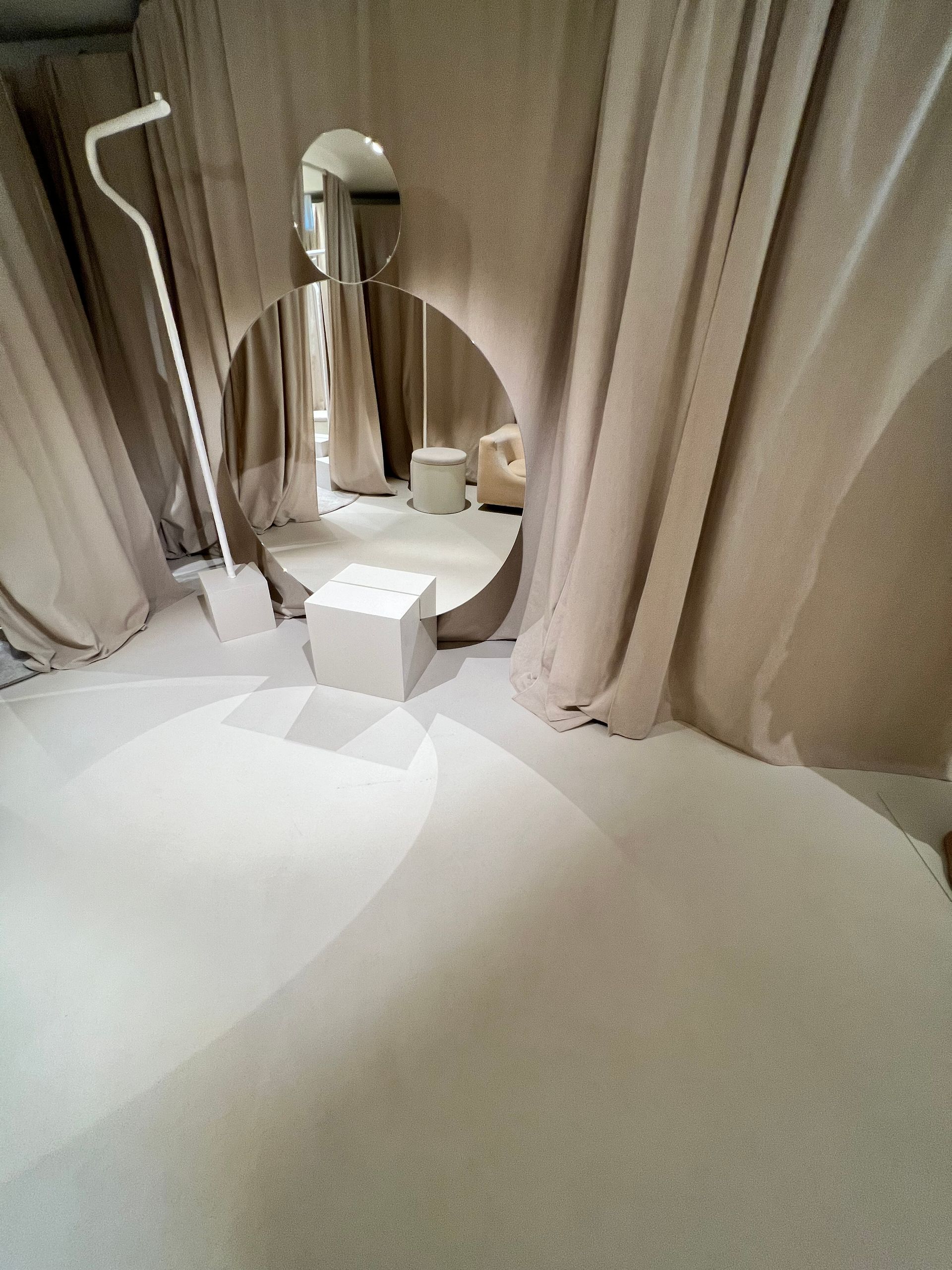 Sol d'une cabine d'essayage en béton ciré coulé