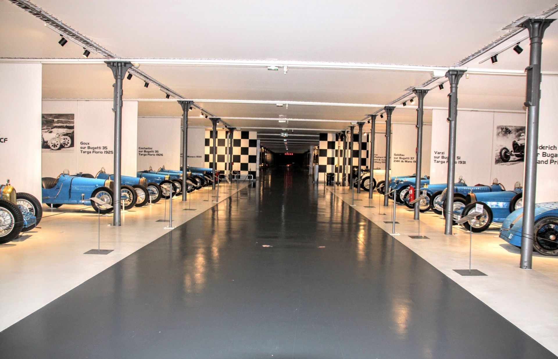 Sol en résine dans un musée automobile