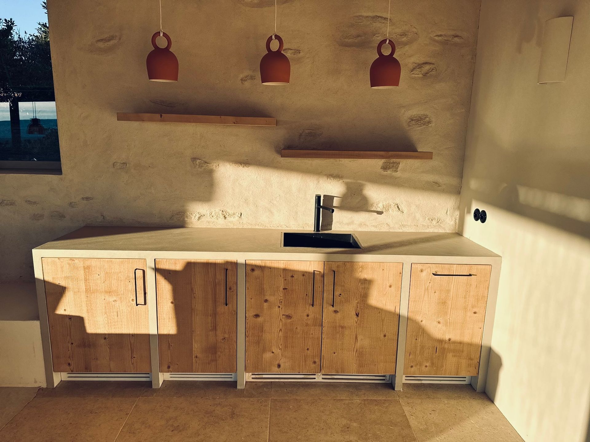 Mur en pierres et enduit à la chaux au-dessus d'un plan de travail