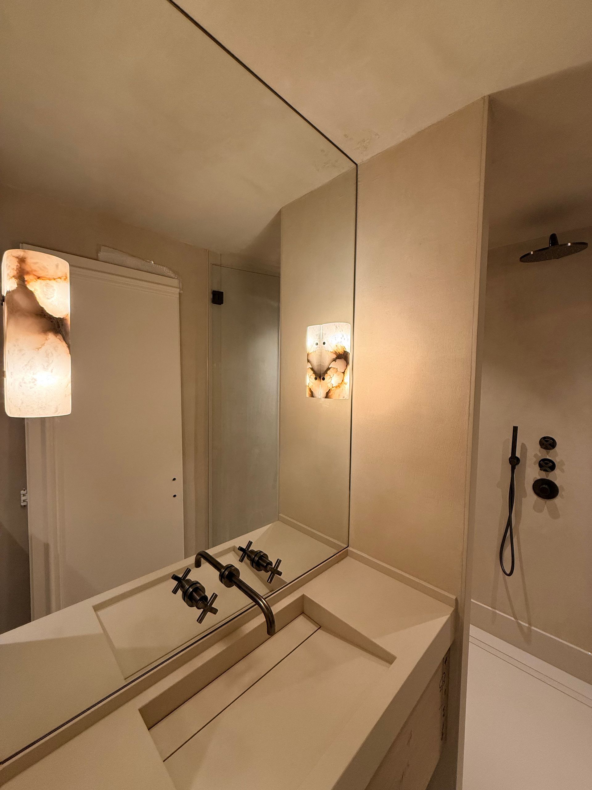 Béton ciré de couleur ocre dans une salle de bains