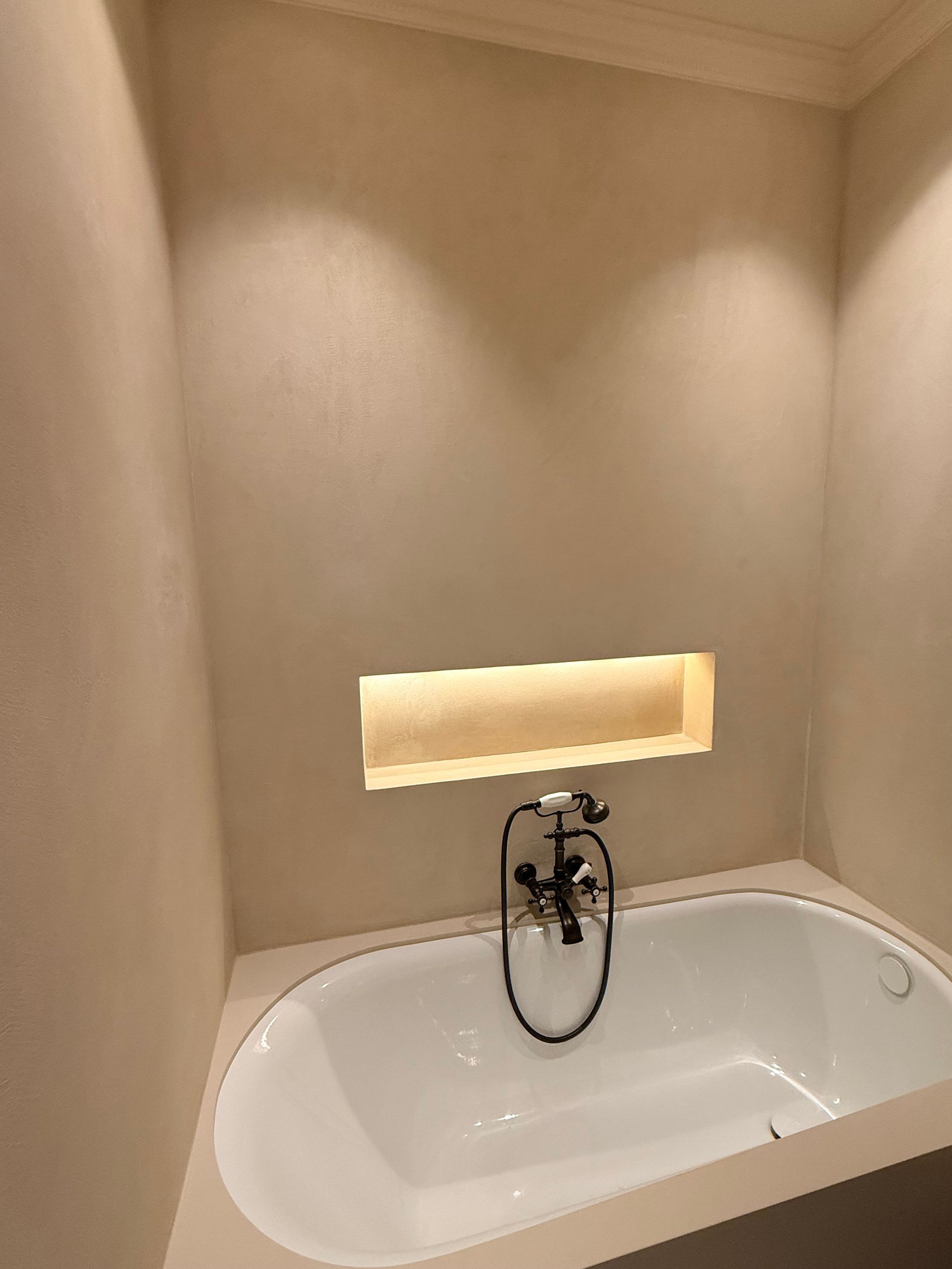 Mur de salle de bains en béton ciré couleur sable