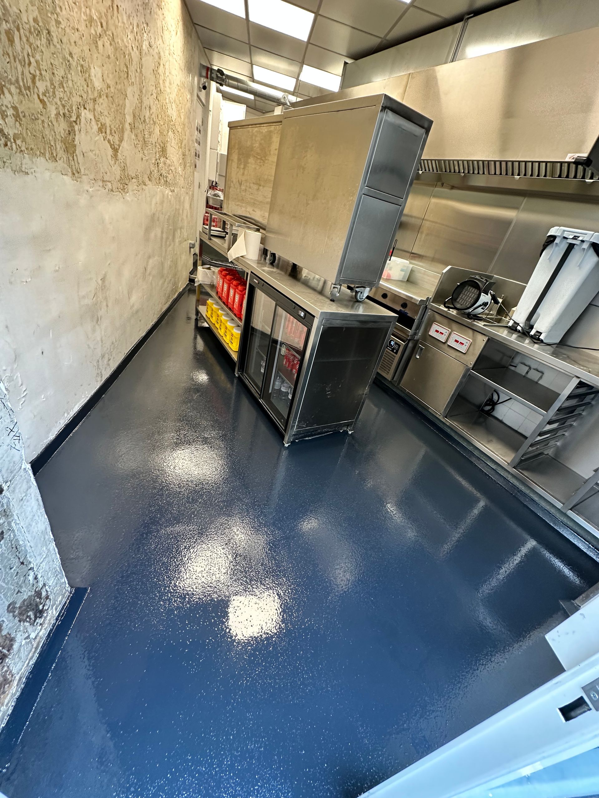 Sol en résine noire dans une cuisine de restaurant