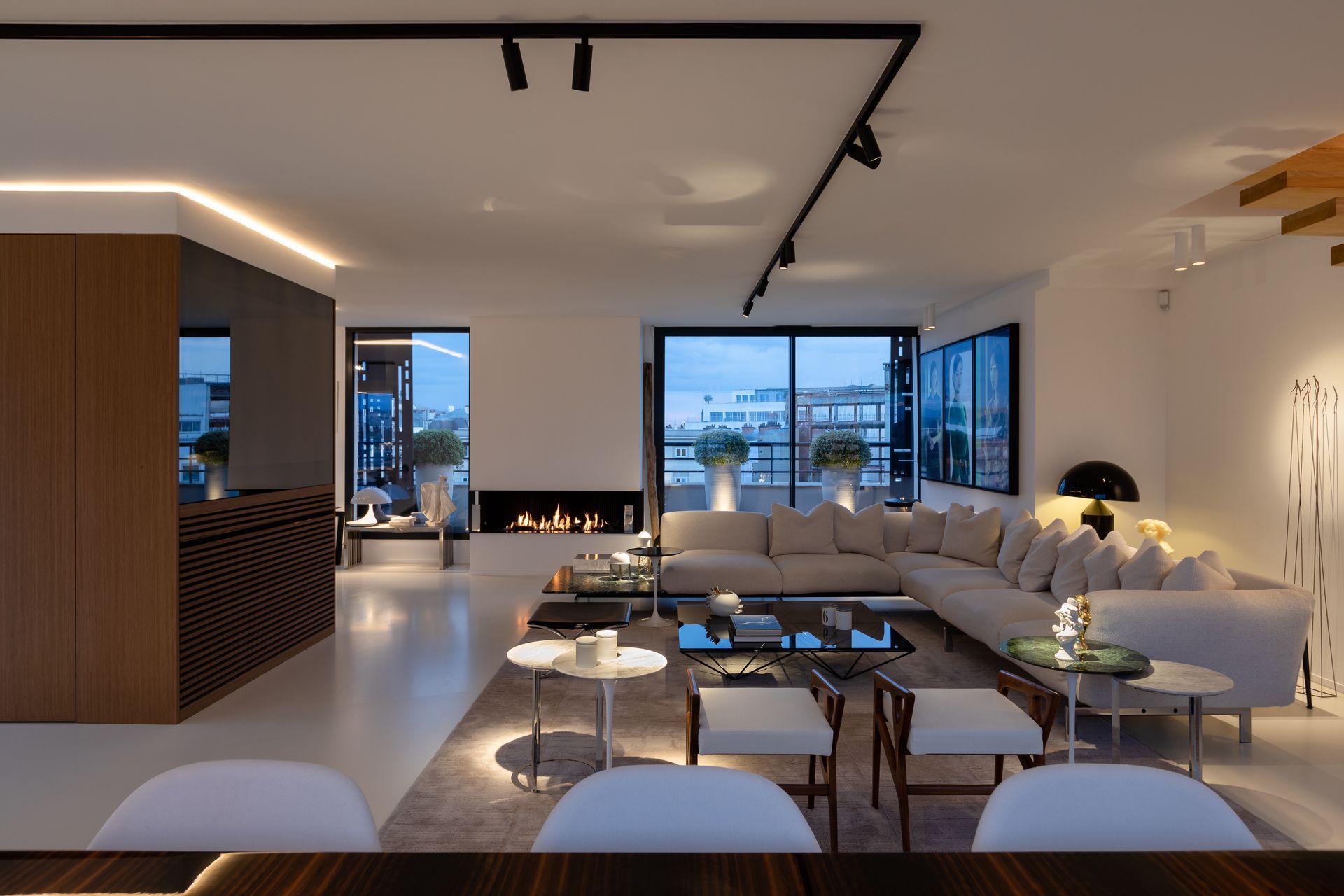 Salon parisien à la tombée de la nuit