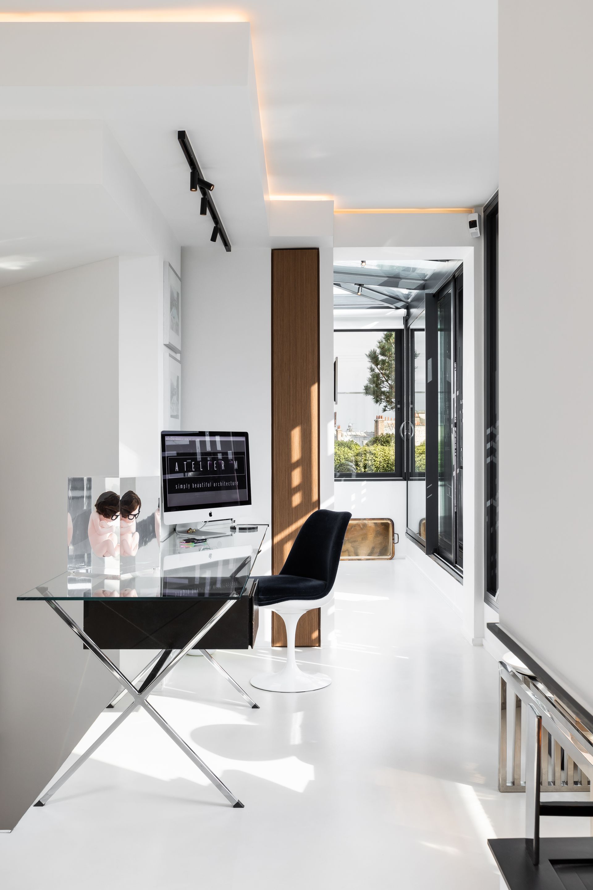 Bureau en verre avec une chaise noire et blanche
