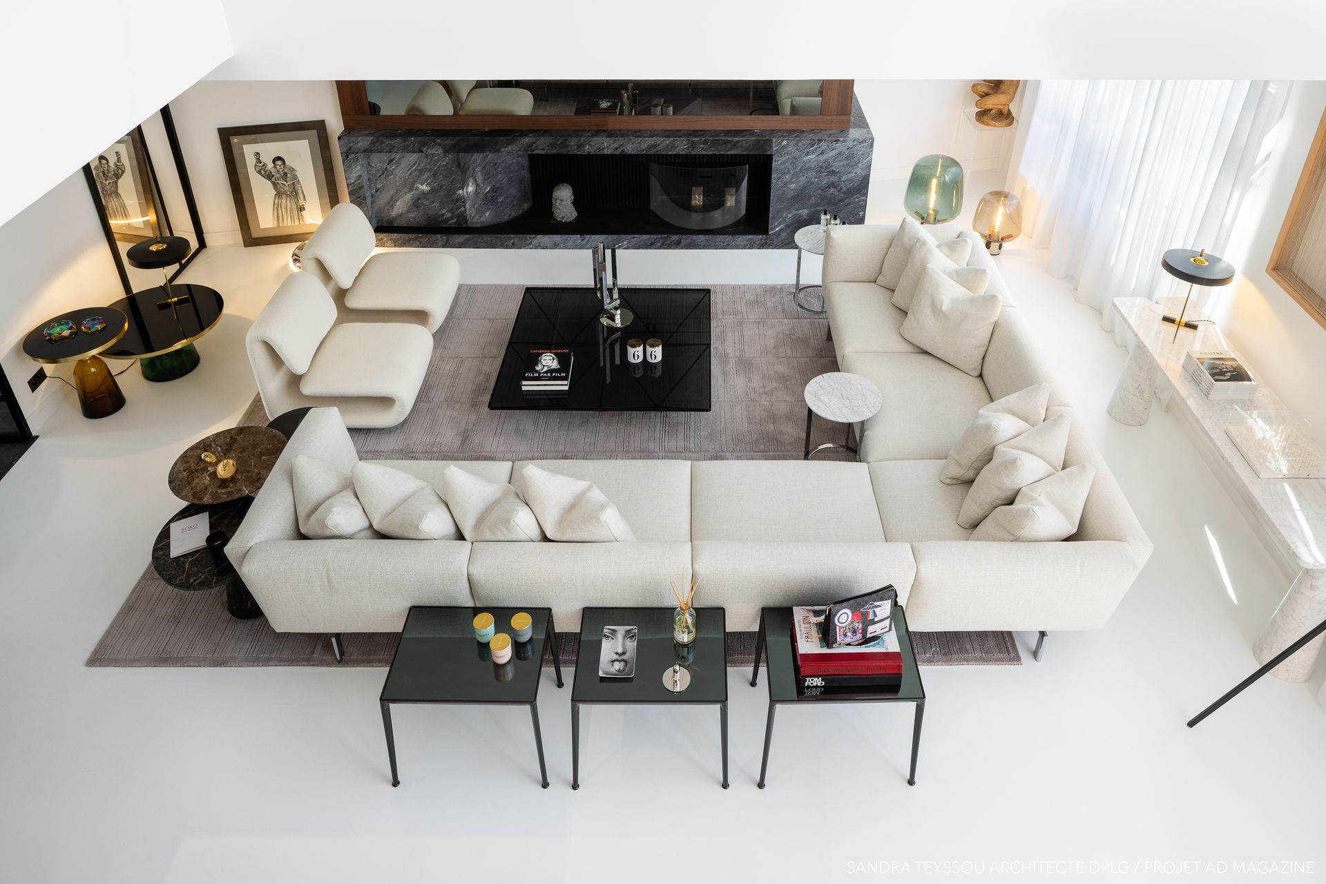 Salon luxueux vu en plongée avec des revêtements en résine époxy