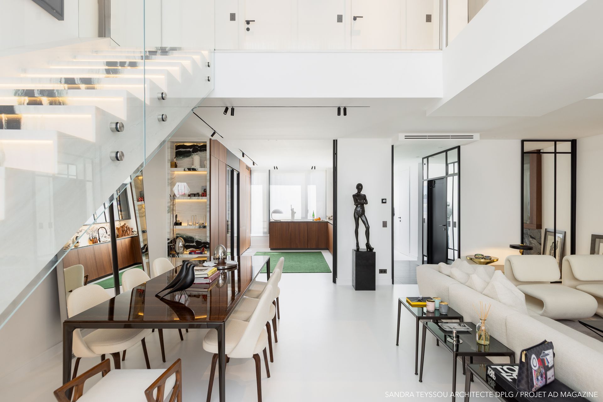 Loft industriel avec des objets d'art