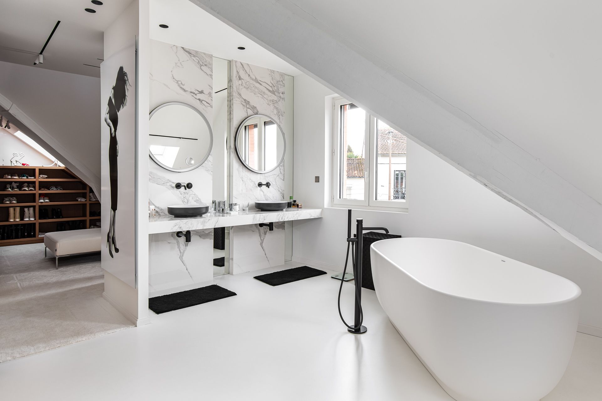 Salle de bains avec double vasque et sol en béton ciré coulé blanc