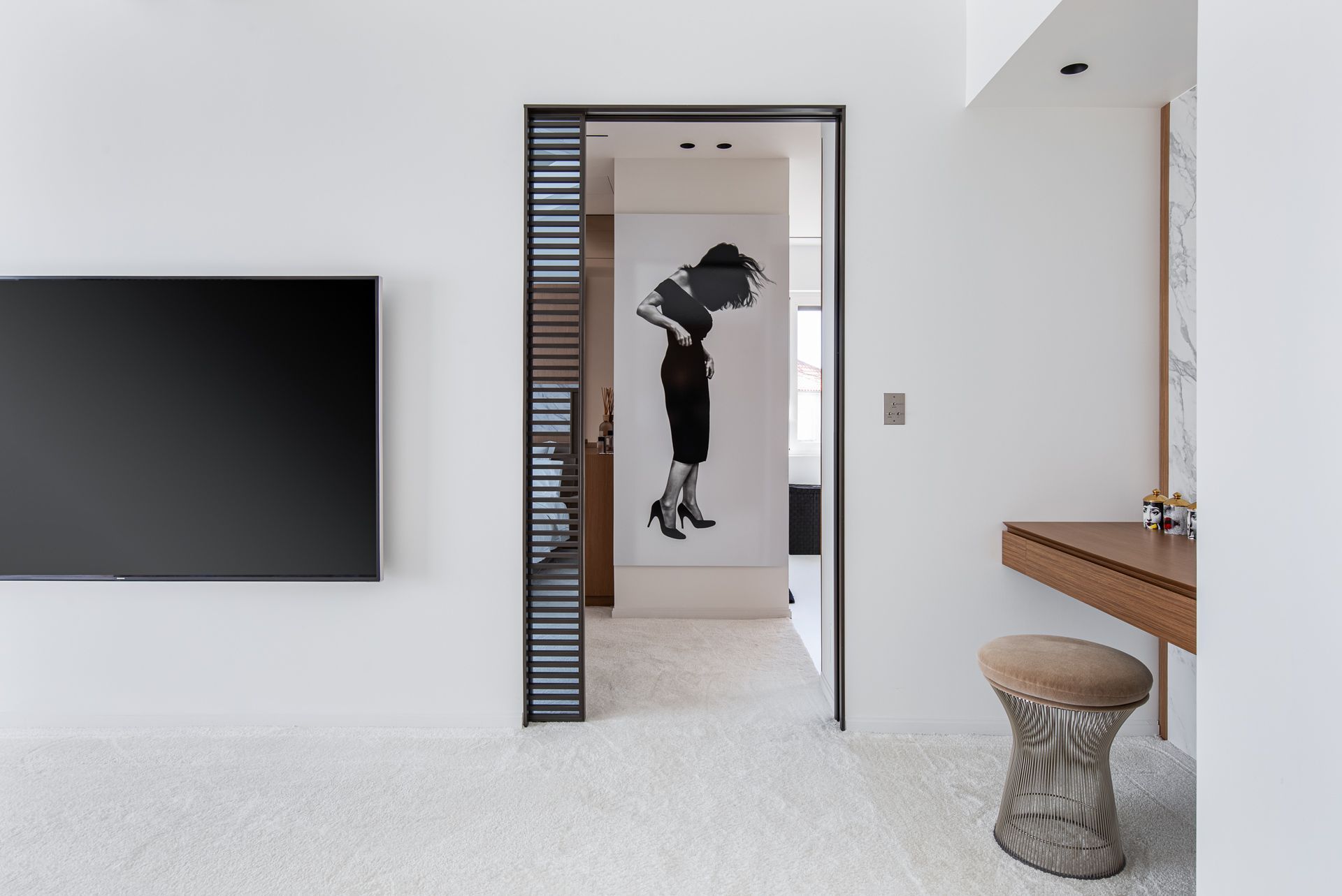Tableau d'une femme dans un couloir moderne