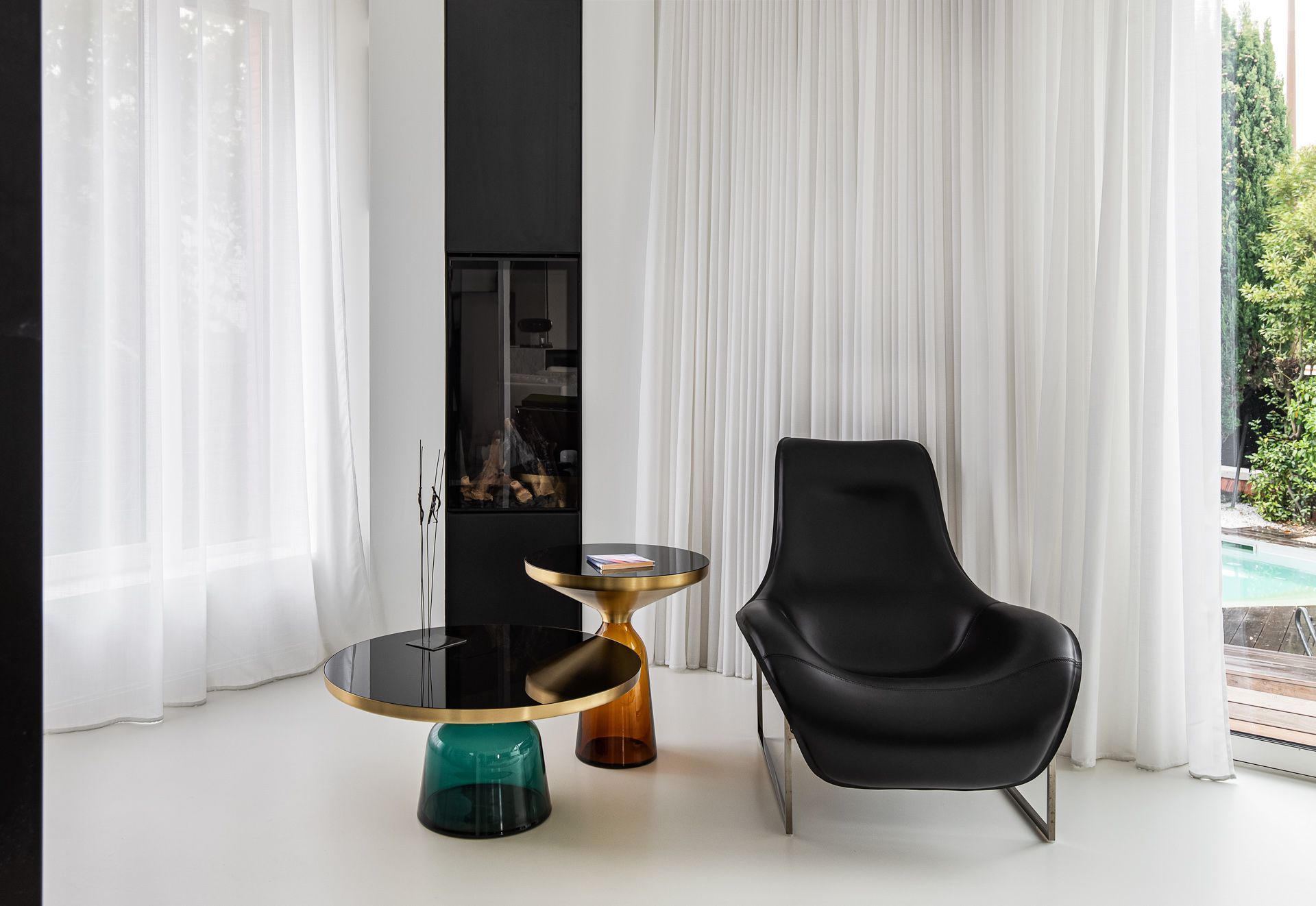 Fauteuil et table basse sur un sol époxy blanc