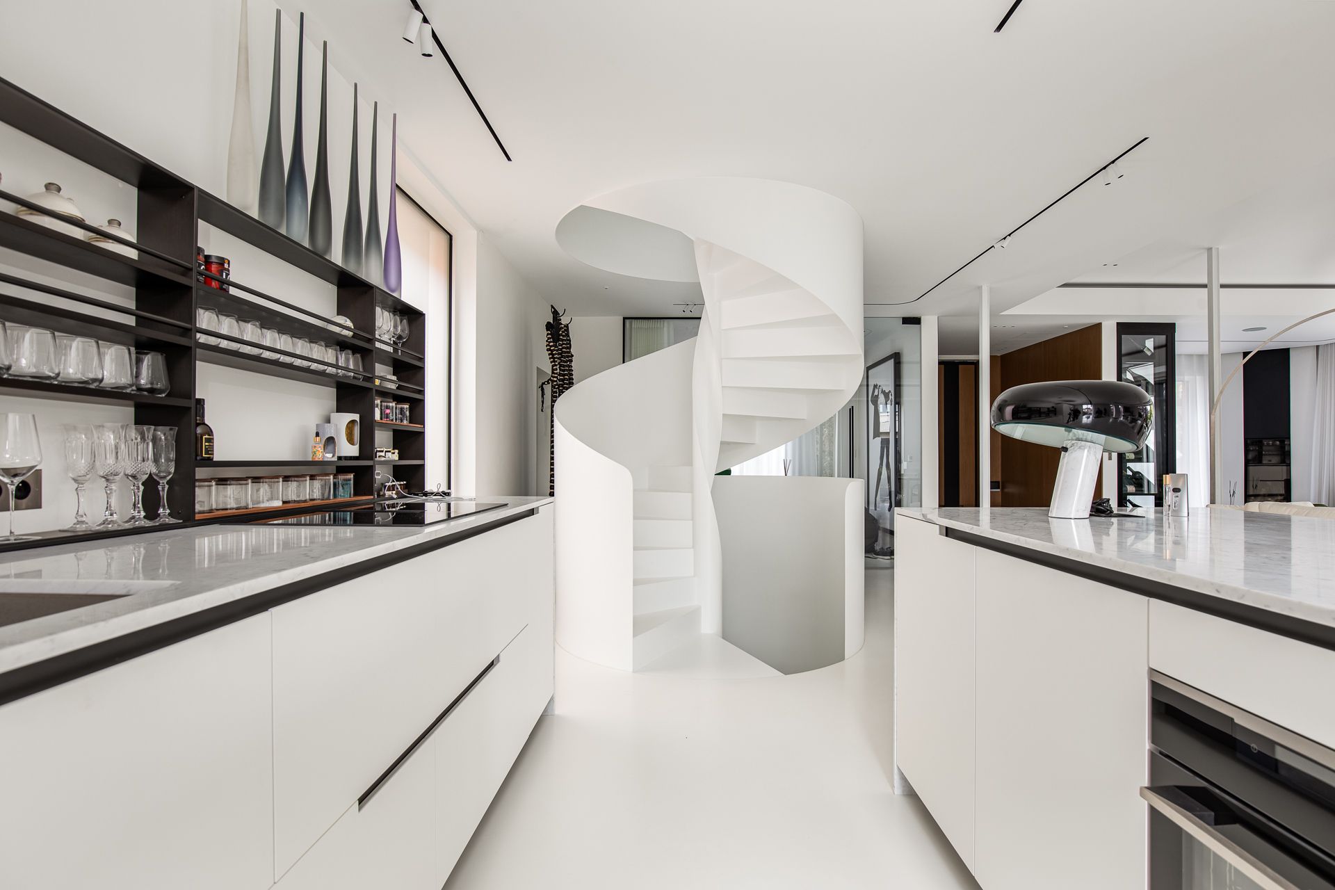 Cuisine et escalier intérieurs en résine