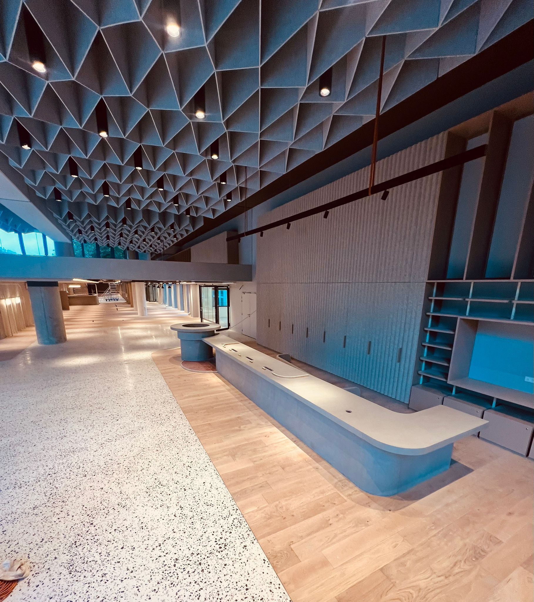 Hall d'accueil avec du béton ciré