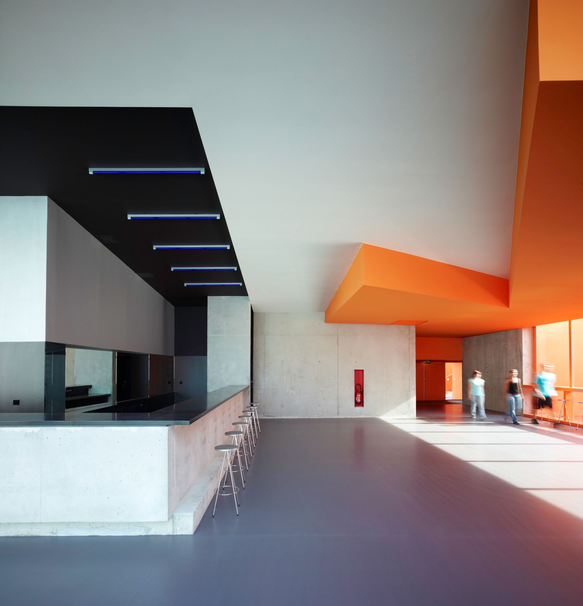 Hall d'accueil dans les tons gris et orange