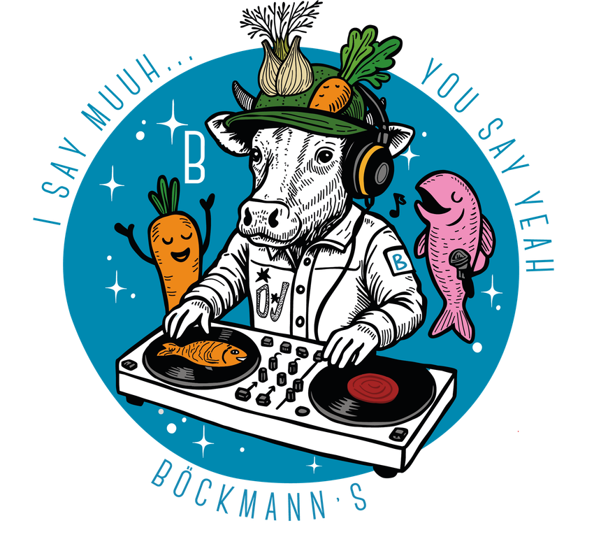 Eine Kuh-DJane mit grünem Hut und Kopfhörern legt Schallplatten auf. Daneben tanzen eine Karotte und ein singender rosa Fisch. Text ist enthalten.