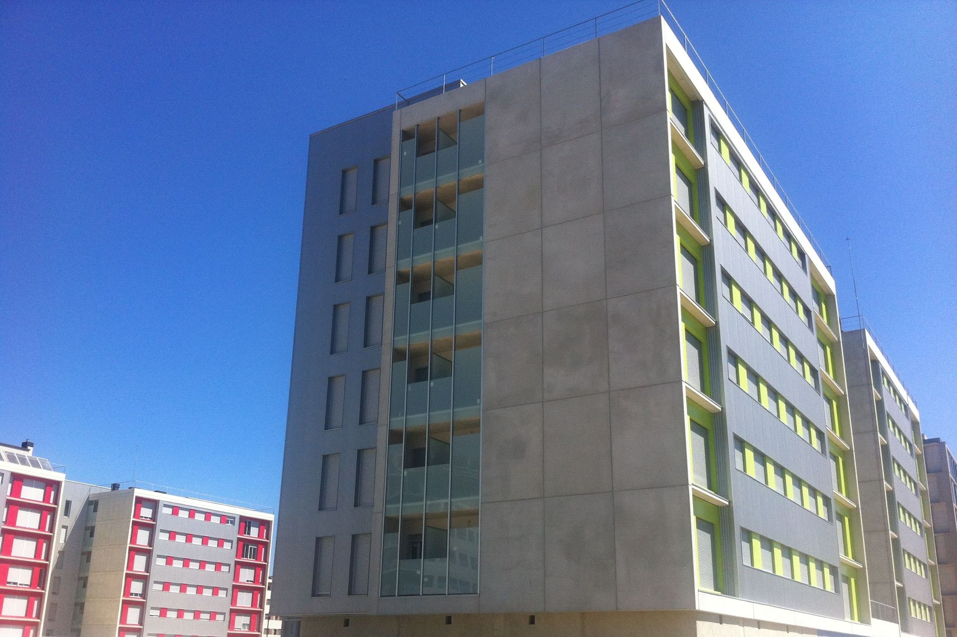 Un gran edificio con un cielo azul al fondo.