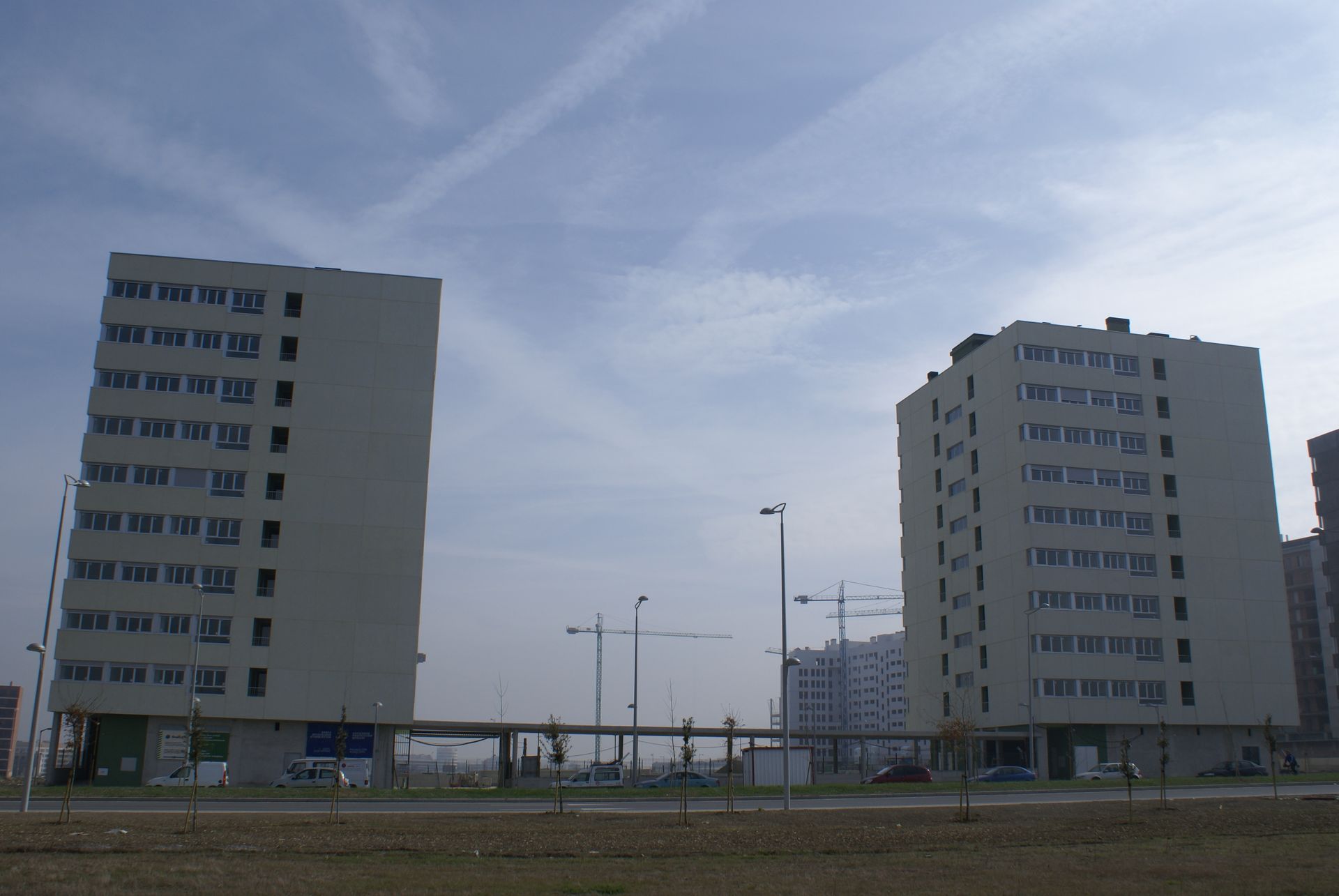 Dos edificios altos con un cielo azul al fondo.