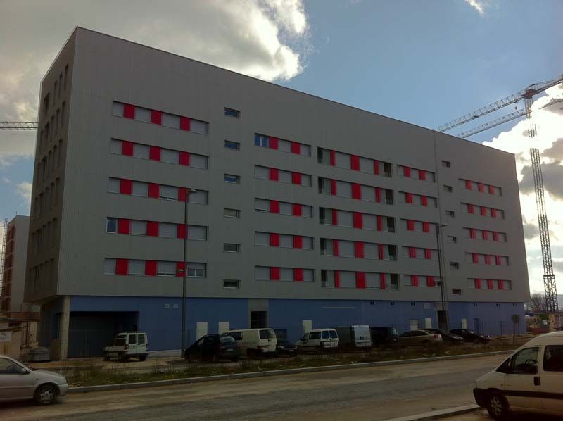 Se está construyendo un gran edificio con muchas ventanas.