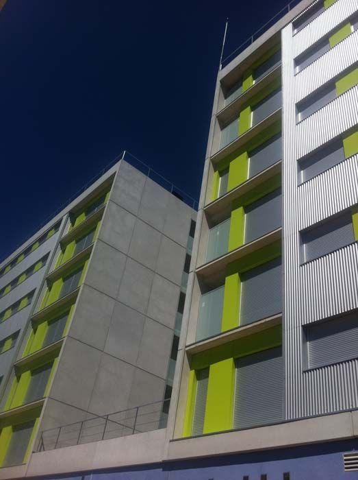 Un edificio alto con un cielo azul al fondo.