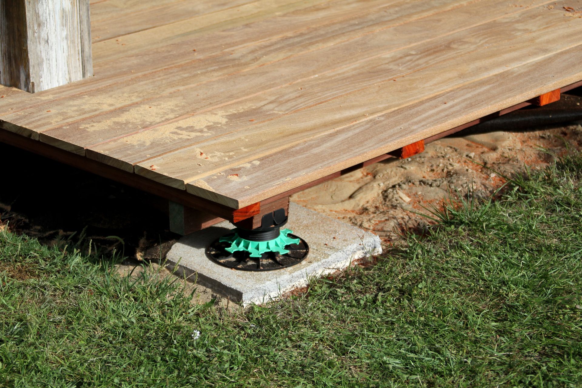 Un coin de terrasse en bois sur plot.