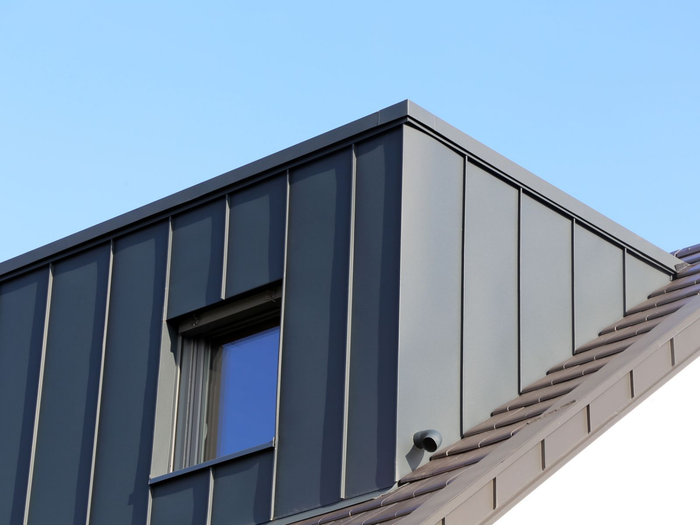 Une lucarne en zinc.