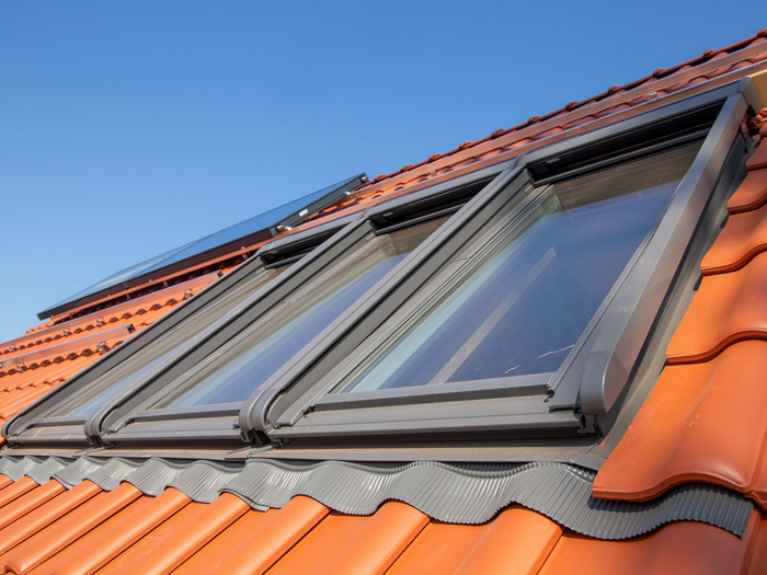 Deux fenêtres de toit sur une maison.