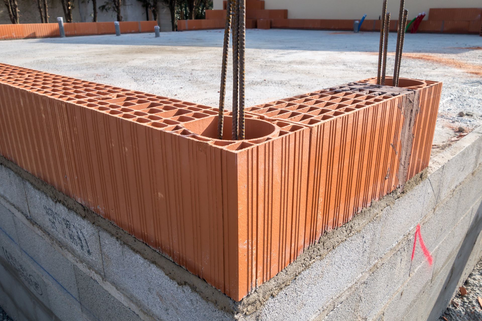 Gros plan sur un angle de construction montrant des briques.
