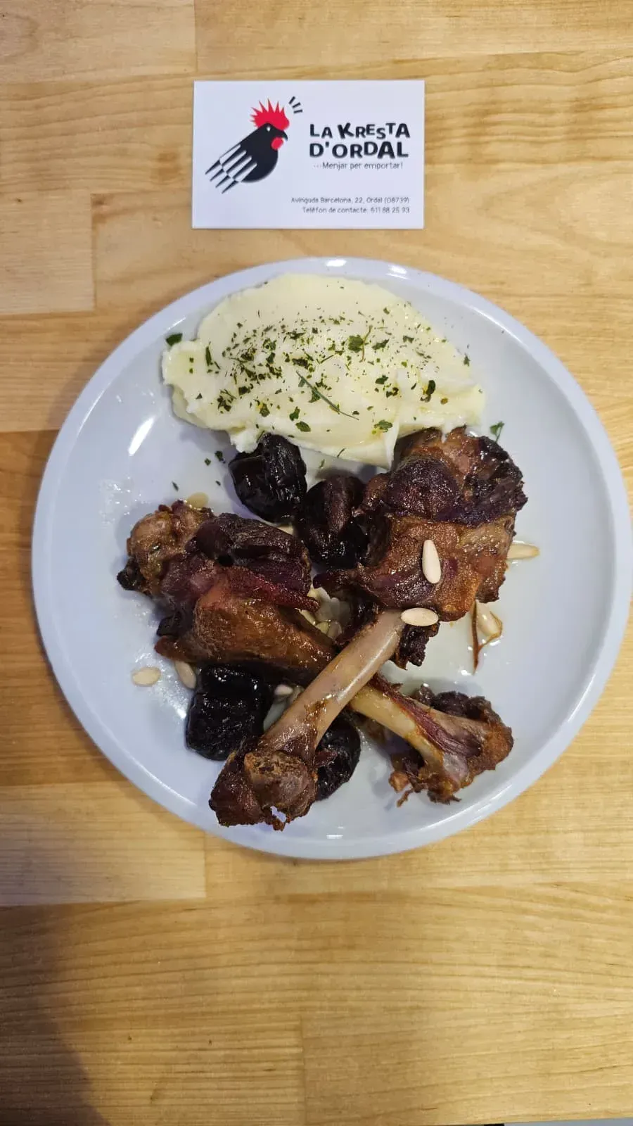 Ocho pizzas en cajas de cartón abiertas, con distintos ingredientes, colocadas sobre una superficie marrón.