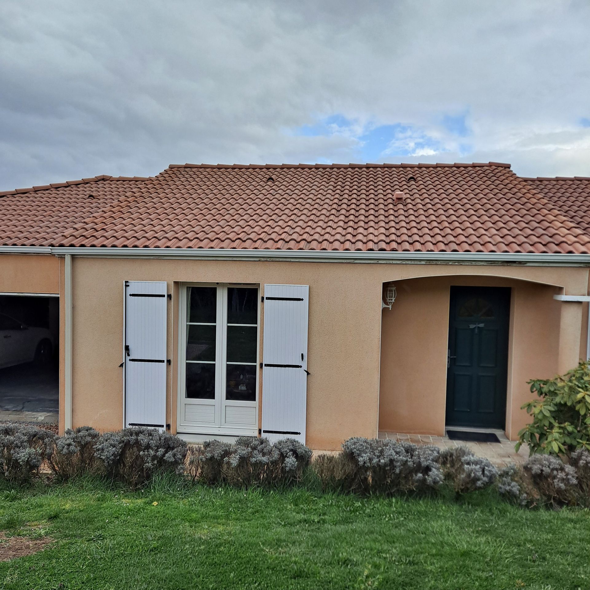 Façade et toiture de pavillon de plain-pied, après démoussage
