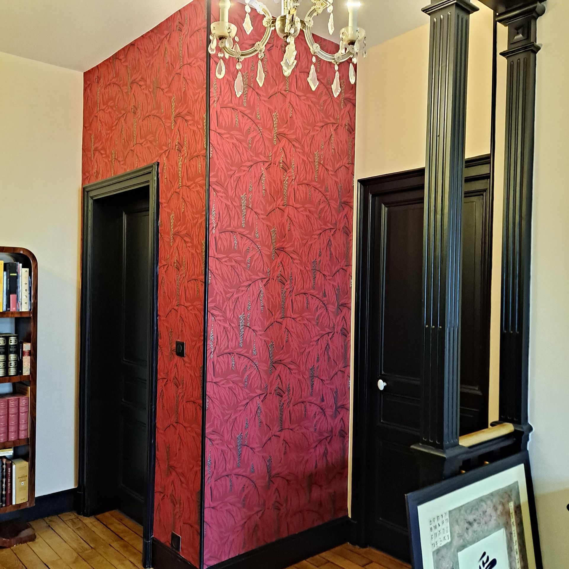 Gros plan sur le covering adhésif sur les murs et les portes