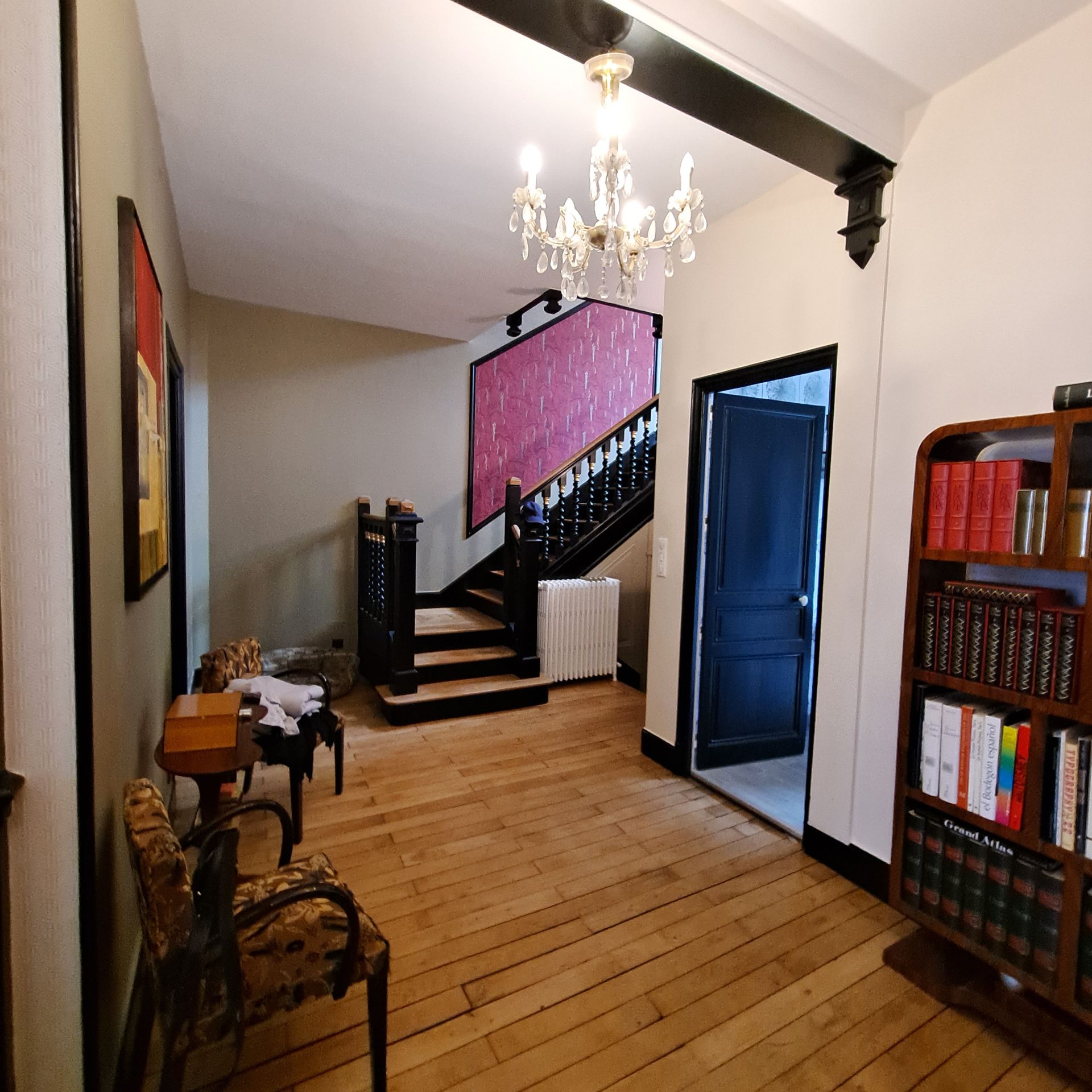 Vue de l'encadrement en covering depuis le couloir