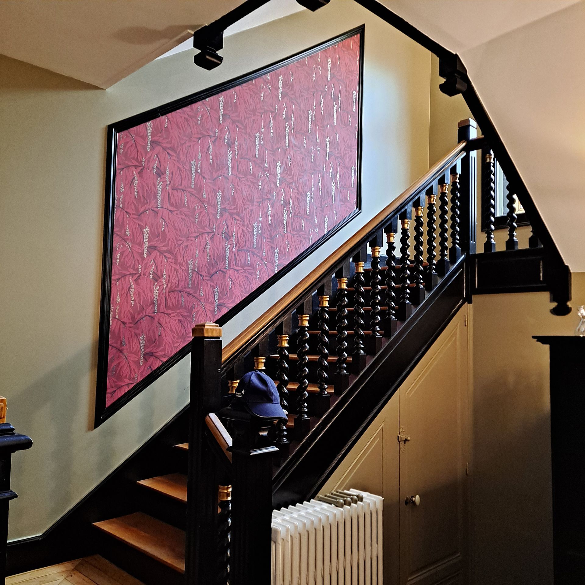 Cadre avec revêtement décoratif adhésif dans une cage d'escalier