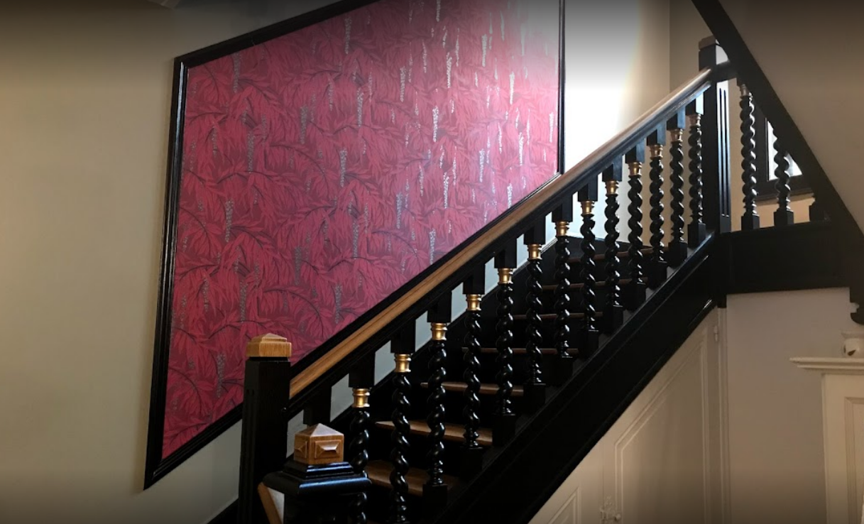 Covering décoratif, art abstrait de couleur bordeaux, cadre, cage d'escalier