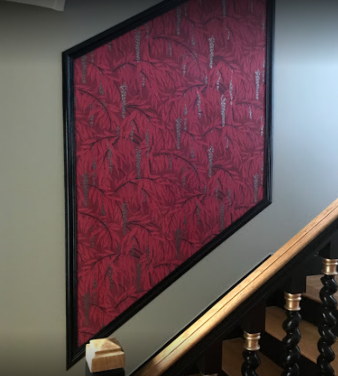 Covering adhésif abstrait de couleur bordeaux, cadre, cage d'escalier