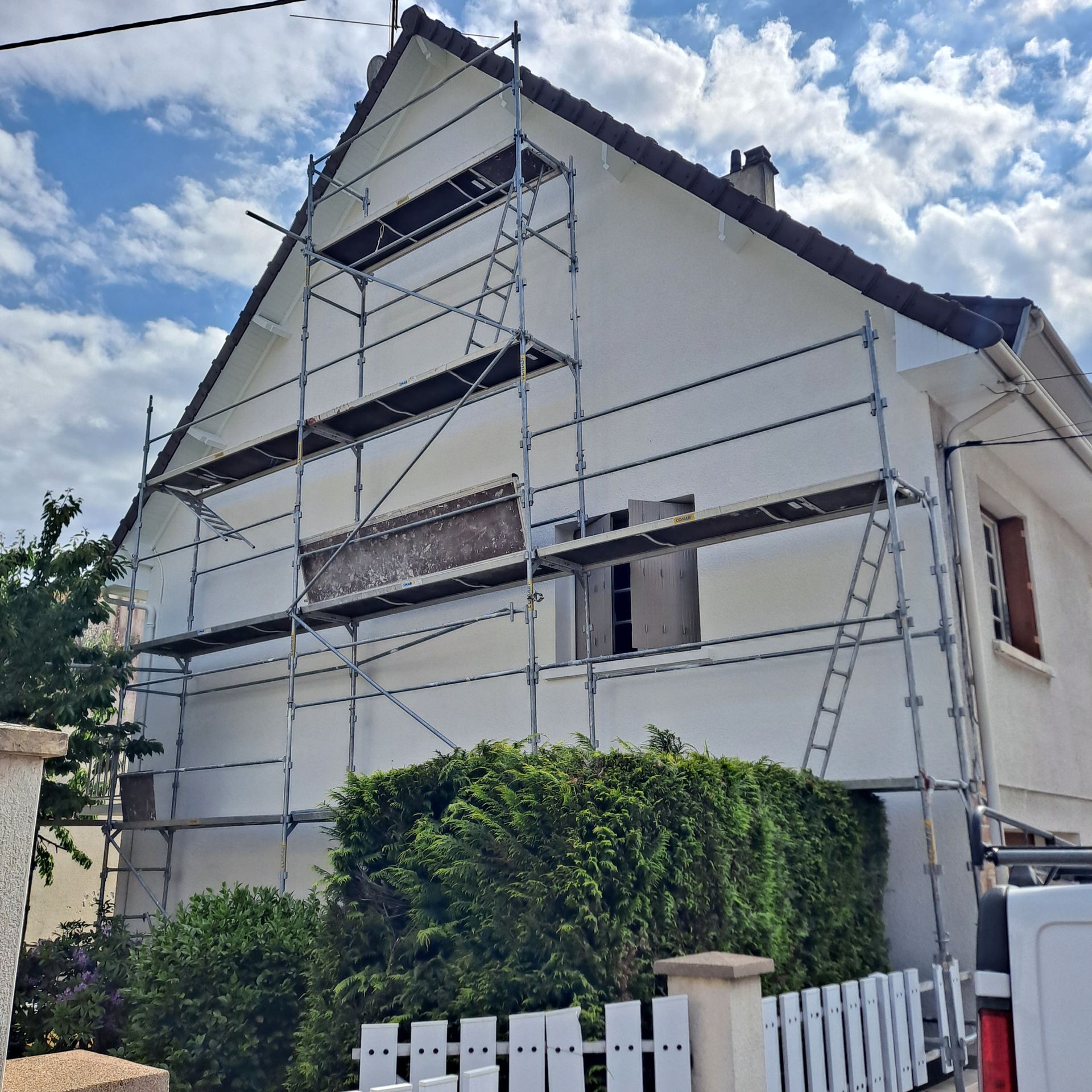 Façade de maison à étage, avec échafaudage, après travaux