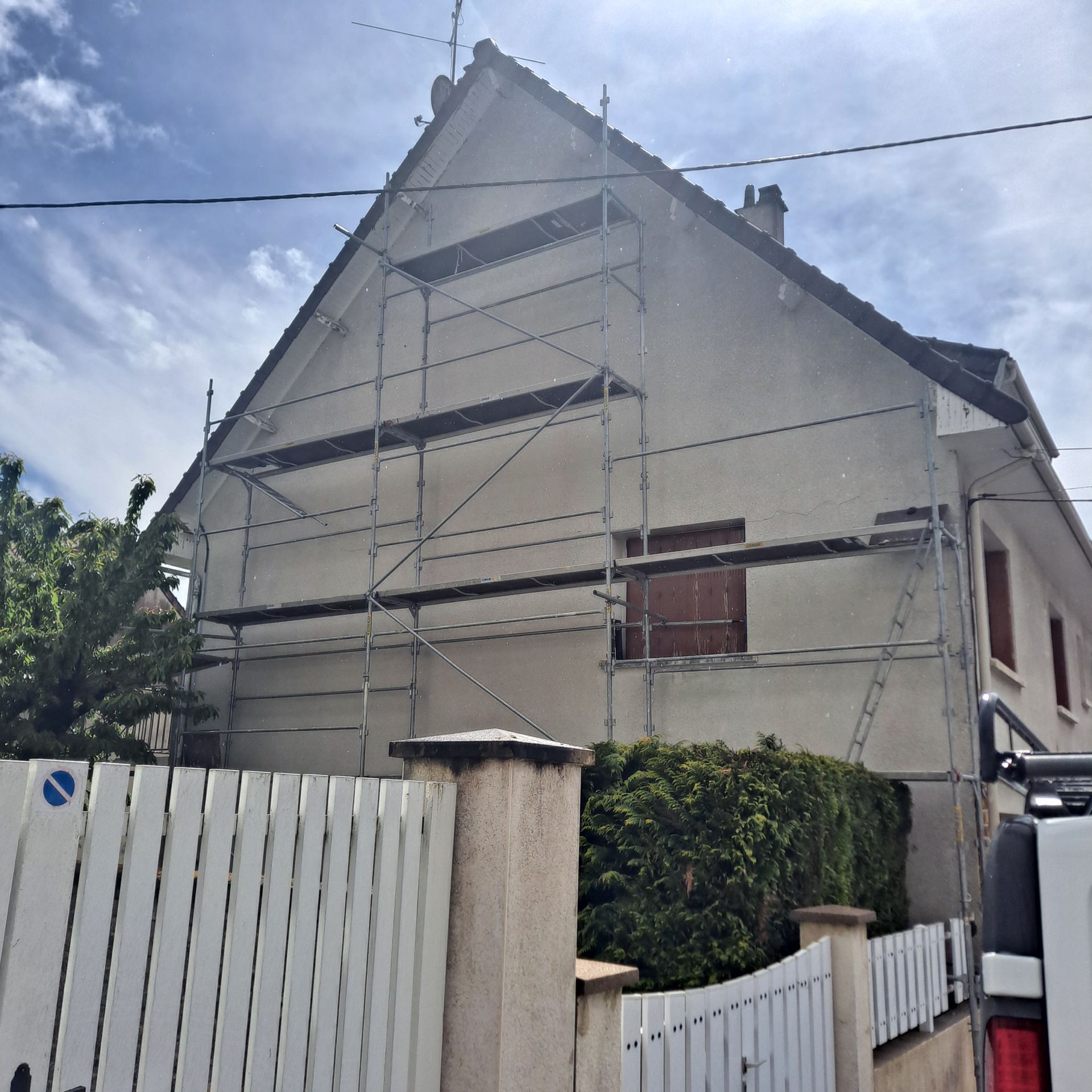 Façade de maison à étage, avec échafaudages, avant travaux