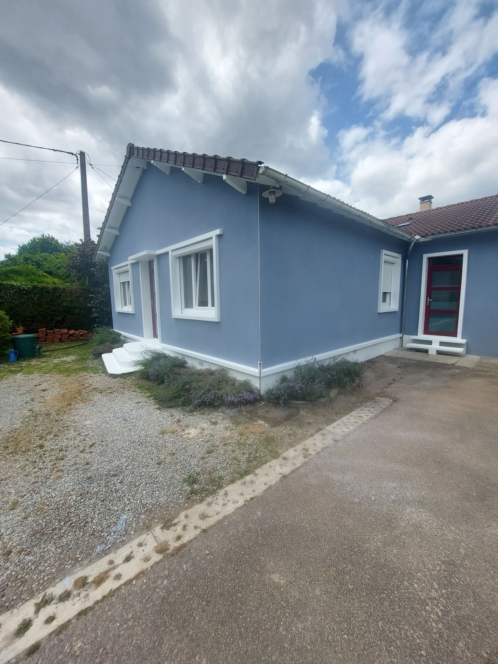 Maison individuelle avec façade de couleur bleue, vue latérale
