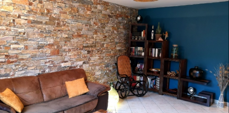 Parement mural de type briquettes dans un salon