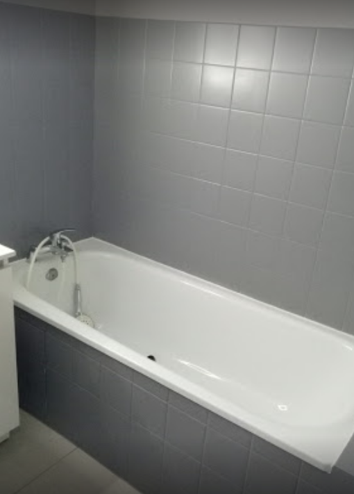 Carreaux de carrelage de salle de bains, peints en gris, baignoire