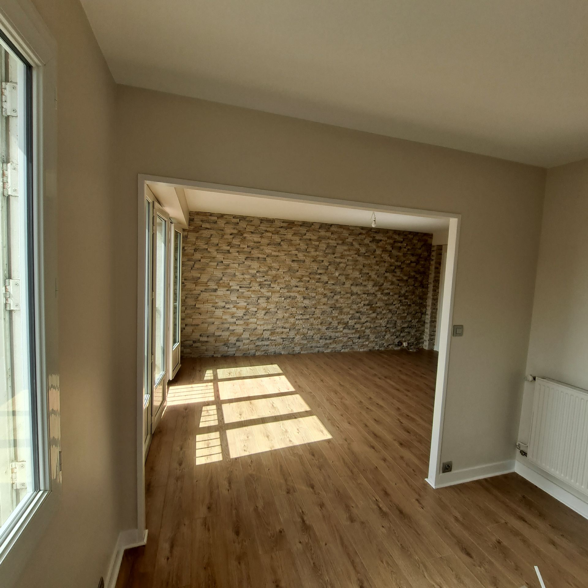 Parquet en bois, pièce vide avec cloison