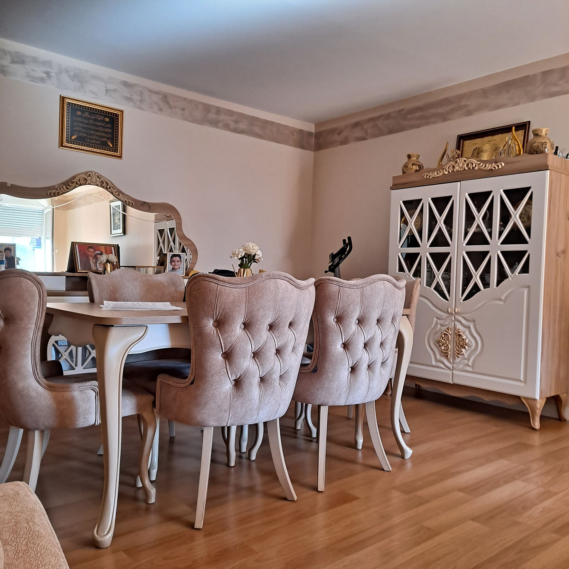 Salle à manger après travaux, table, chaises, buffet, parquet, murs avec peinture et frise