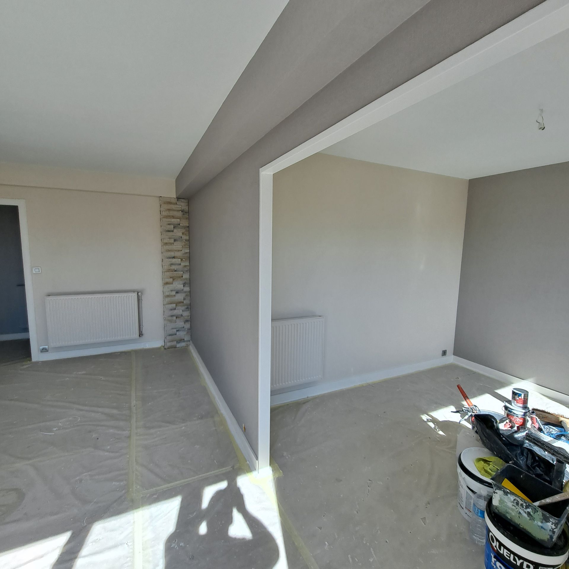 Salle à manger, murs gris avant pose de revêtement mural, chantier en cours