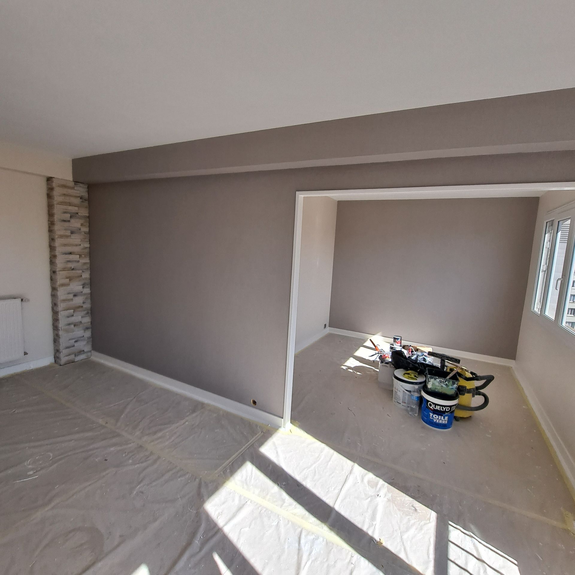 Salle à manger vide sans mobilier, avant travaux