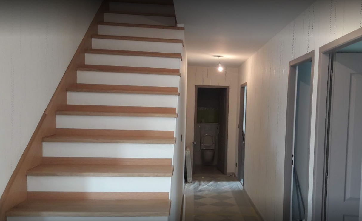 Vue sur un couloir avec papier peint texturé brillant