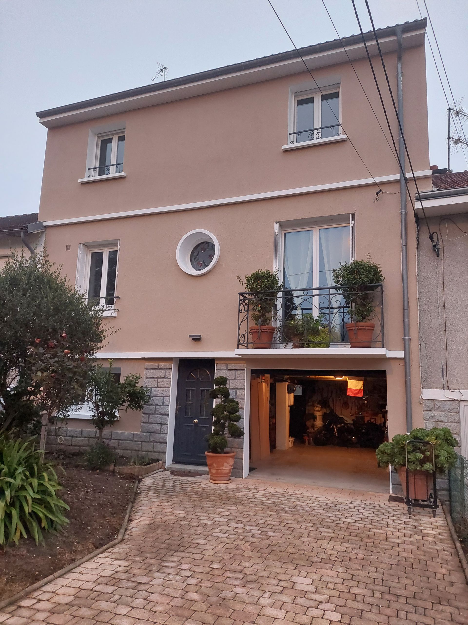 Peinture de façade de maison à étages, teinte beige rosé, après travaux
