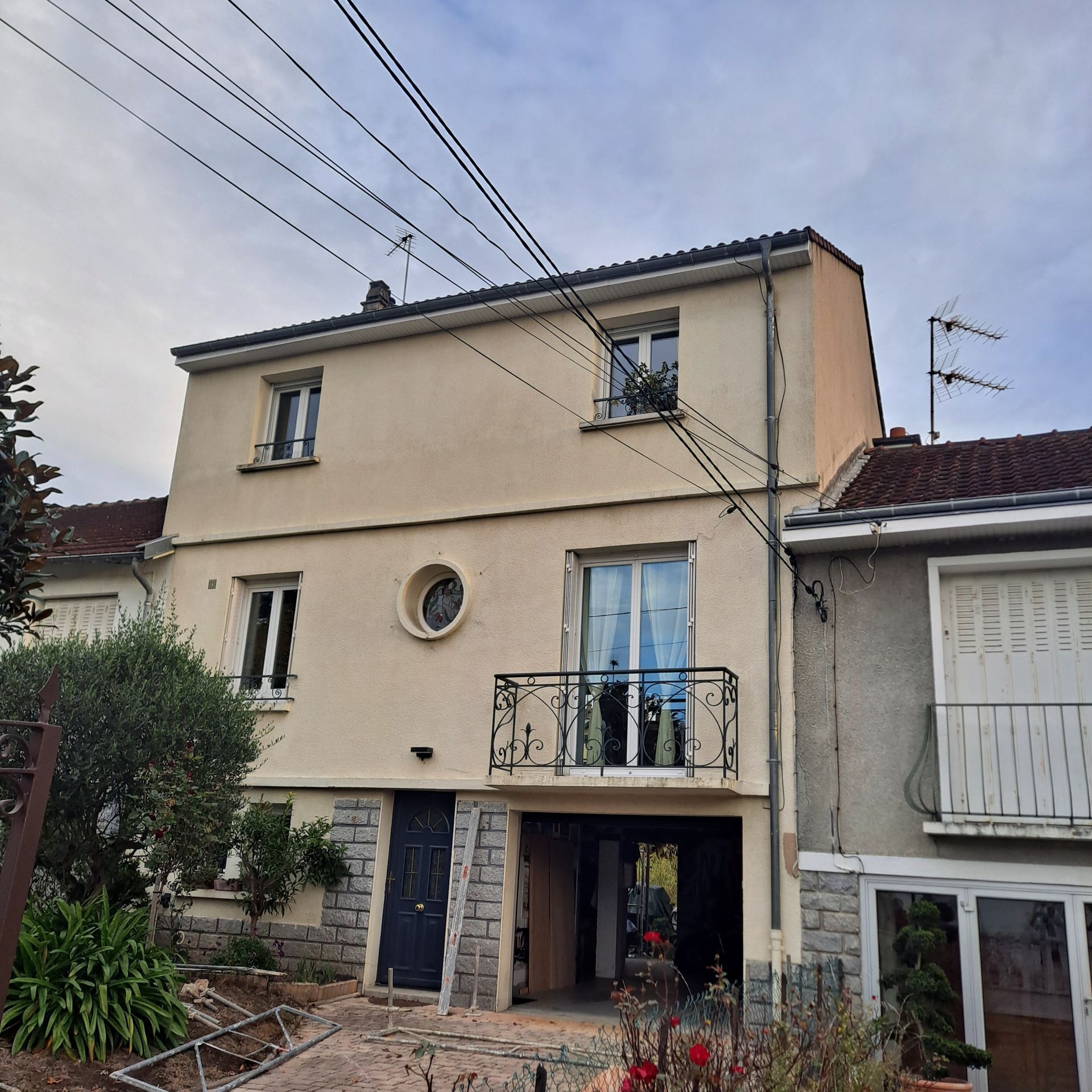 Peinture de façade de maison à étages, avant travaux de peinture