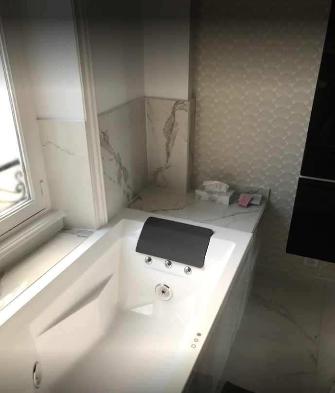 Mur de salle de bains décoré avec du papier peint, coin baignoire