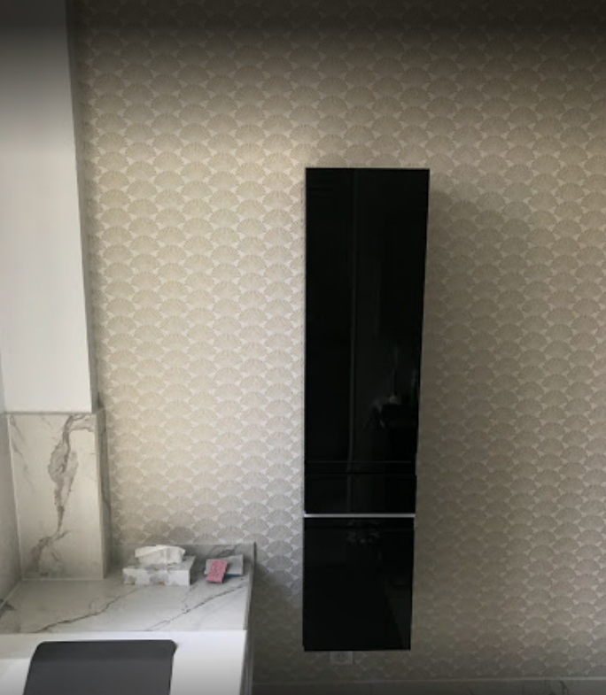 Papier peint clair à motifs sur un mur avec meuble de salle de bains