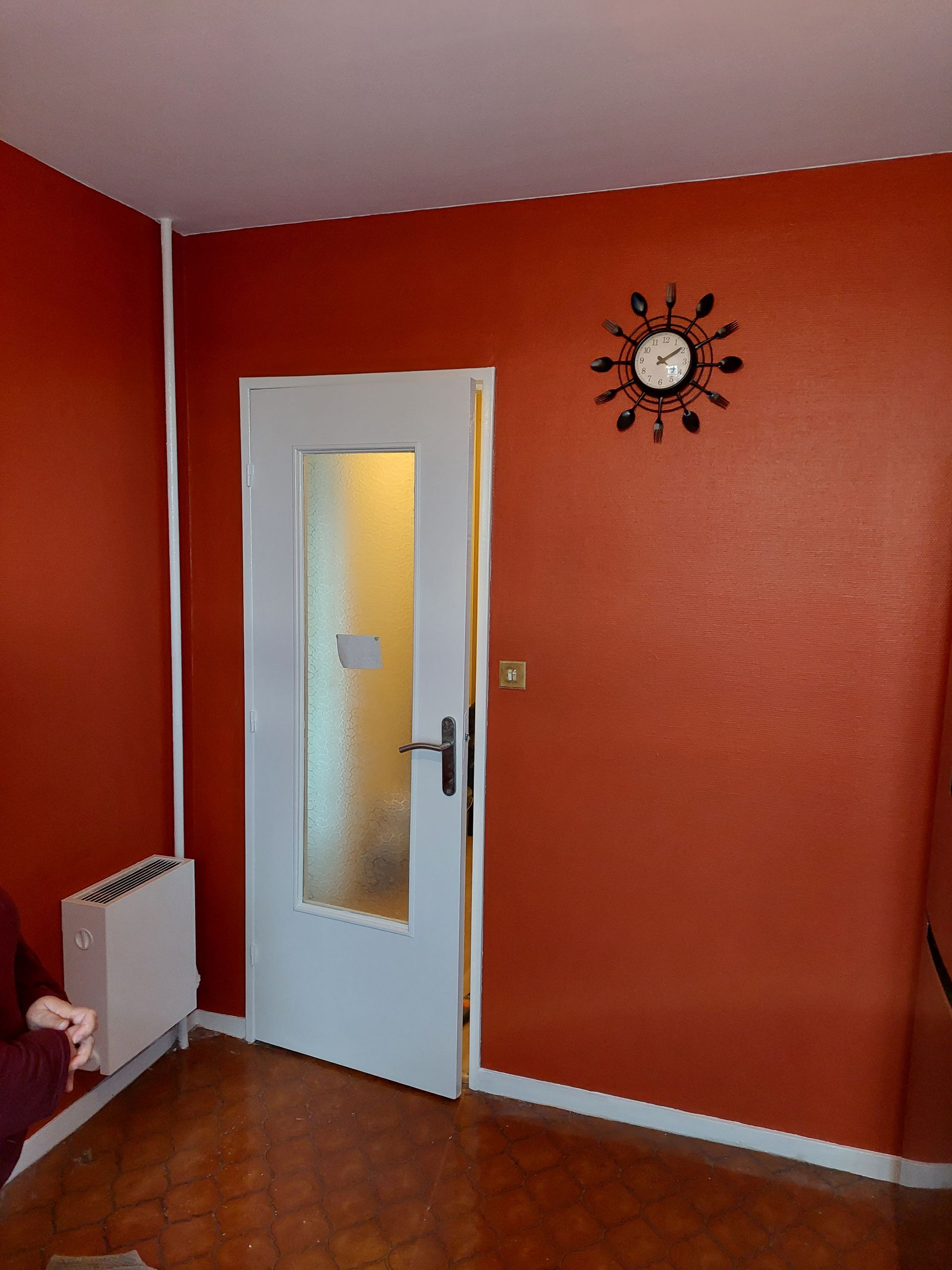 Mur bleu devenu orangé après rénovation et remise en peinture